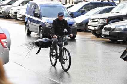 Москва.  Мужчина на велосипеде  на одной из улиц города.