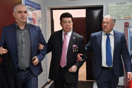 Москва. Первый заместитель комитета Госдумы РФ по культуре, певец Иосиф Кобзон (в центре) и корреспондент Александр Гамов (справа) в редакции `Комсомольской правды`.