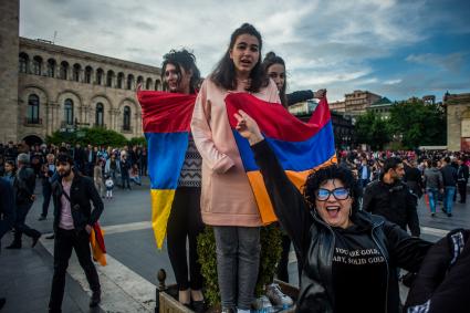 Ереван. Девушки во время  акции в поддержку главы оппозиционной парламентской фракции Никола Пашиняна.