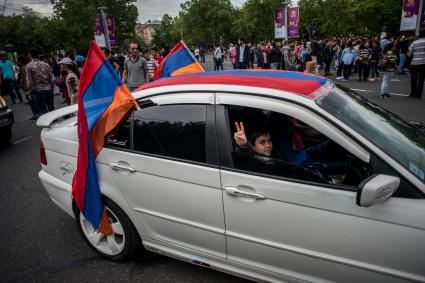 Ереван. Участники массовой акции в поддержку главы оппозиционной парламентской фракции Никола Пашиняна на площади Республики.