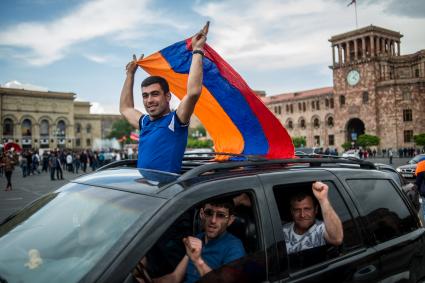 Ереван. Участники массовой акции в поддержку главы оппозиционной парламентской фракции Никола Пашиняна на площади Республики.