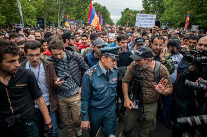 Ереван. Лидер оппозиционного движения Никол  Пашинян среди участников митинга в его поддержку.