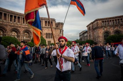 Ереван. Митингующие во время  акции в поддержку главы оппозиционной парламентской фракции Никола Пашиняна.