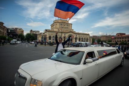 Ереван. Участники массовой акции в поддержку главы оппозиционной парламентской фракции Никола Пашиняна на площади Республики.