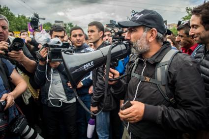 Ереван. Лидер оппозиционного движения Никол  Пашинян среди участников митинга в его поддержку.