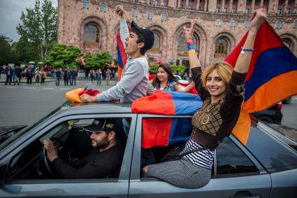 Ереван. Участники массовой акции в поддержку главы оппозиционной парламентской фракции Никола Пашиняна на площади Республики.