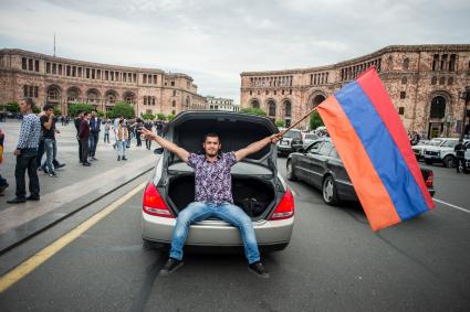 Ереван. Участники массовой акции в поддержку главы оппозиционной парламентской фракции Никола Пашиняна на площади Республики.