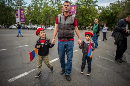 Ереван. Мужчина с детьми во время  акции в поддержку главы оппозиционной парламентской фракции Никола Пашиняна на площади Республики.