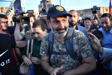 Ереван. Лидер оппозиционного движения Никол Пашинян среди участников митинга в его поддержку.