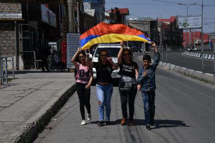 Ереван. Жители города перекрывают улицы в поддержку лидера оппозиции Никола Пашиняна.