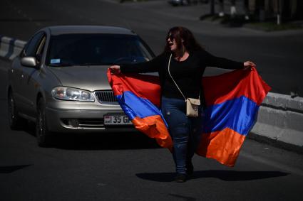 Ереван. Жители города перекрывают улицы в поддержку лидера оппозиции  Никола Пашиняна.