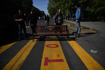 Ереван. Жители города перекрывают улицы в поддержку лидера оппозиции Никола Пашиняна.