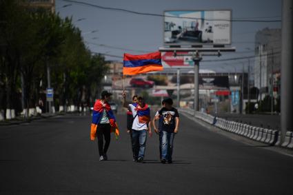 Ереван. Жители города перекрывают улицы в поддержку лидера оппозиции  Никола Пашиняна.