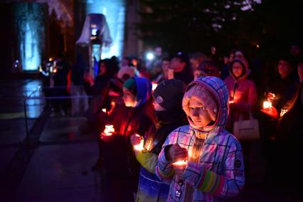 Новосибирск.  У Мемориала Славы прошла международная акция `Свеча памяти`, приуроченная к  празднованию 73-й годовщины Победы в Великой Отечественной войне.