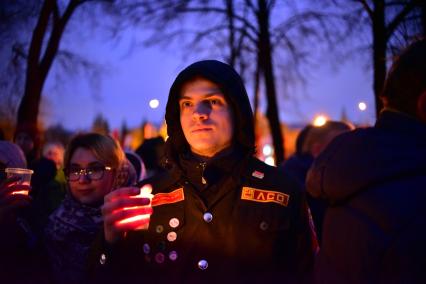 Новосибирск.  У Мемориала Славы прошла международная акция `Свеча памяти`, приуроченная к  празднованию 73-й годовщины Победы в Великой Отечественной войне.