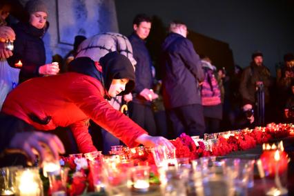 Новосибирск. У Мемориала Славы прошла международная акция `Свеча памяти`, приуроченная к празднованию 73-й годовщины Победы в Великой Отечественной войне.