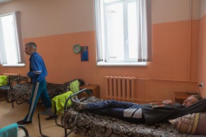 Санкт-Петербург. Мужчина в доме ночного пребывания  для бездомных.
