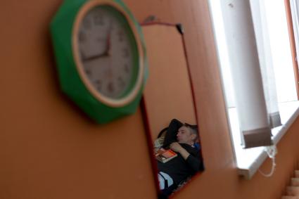 Санкт-Петербург. Мужчина в доме ночного пребывания для бездомных.
