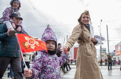 Пермь.  Участники патриотической акции `Бессмертный полк` во время праздника, посвященного 73-й годовщине Победы в Великой Отечественной войне.