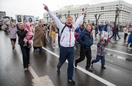 Пермь.  Участники патриотической акции `Бессмертный полк` во время праздника, посвященного 73-й годовщине Победы в Великой Отечественной войне.