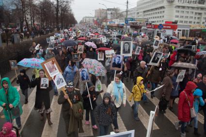 Пермь.  Участники патриотической акции `Бессмертный полк` во время праздника, посвященного 73-й годовщине Победы в Великой Отечественной войне.