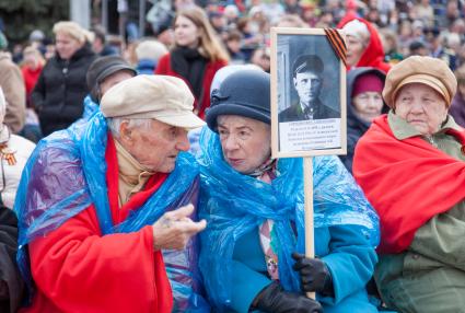 Пермь.  Участники патриотической акции `Бессмертный полк` во время праздника, посвященного 73-й годовщине Победы в Великой Отечественной войне.