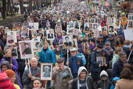 Пермь.  Участники патриотической акции `Бессмертный полк` во время праздника, посвященного 73-й годовщине Победы в Великой Отечественной войне.