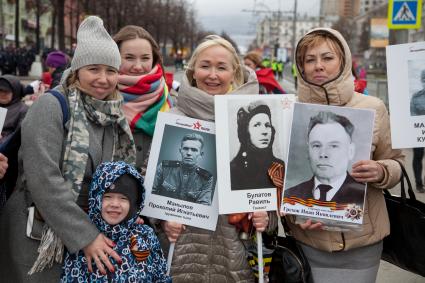 Пермь.  Участники патриотической акции `Бессмертный полк` во время праздника, посвященного 73-й годовщине Победы в Великой Отечественной войне.