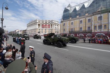 Владивосток. Военная техника на параде, посвященном 73-й годовщине Победы в Великой Отечественной  войне.