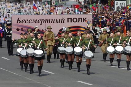 Владивосток. Участники  акции  `Бессмертный полк`в честь 73-й годовщины Победы в Великой Отечественной войне.