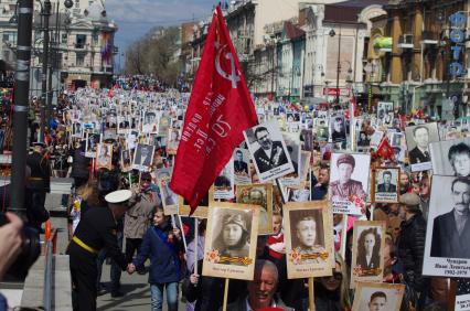 Владивосток. Участники  акции  `Бессмертный полк`в честь 73-й годовщины Победы в Великой Отечественной войне.