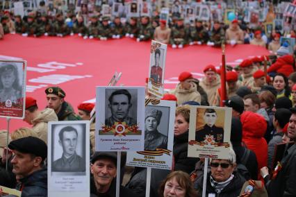 Красноярск. Участники патриотической акции `Бессмертный полк` во время праздника, посвященного 73-й годовщине Победы в Великой Отечественной войне.