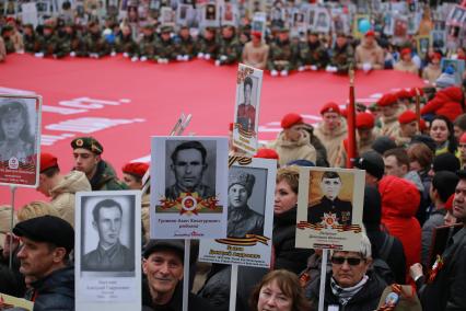 Красноярск.  Участники патриотической акции `Бессмертный полк` во время праздника, посвященного 73-й годовщине Победы в Великой Отечественной войне.