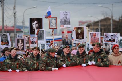 Красноярск.  Участники патриотической акции `Бессмертный полк` во время праздника, посвященного 73-й годовщине Победы в Великой Отечественной войне.