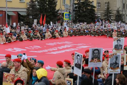 Красноярск.  Участники патриотической акции `Бессмертный полк` во время праздника, посвященного 73-й годовщине Победы в Великой Отечественной войне.