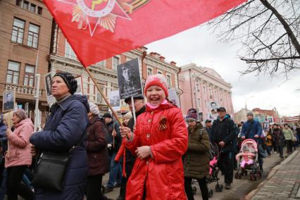 Красноярск.  Участники патриотической акции `Бессмертный полк` во время праздника, посвященного 73-й годовщине Победы в Великой Отечественной войне.