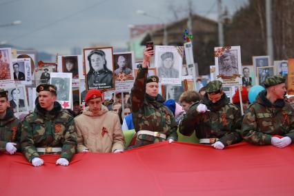 Красноярск.  Участники патриотической акции `Бессмертный полк` во время праздника, посвященного 73-й годовщине Победы в Великой Отечественной войне.