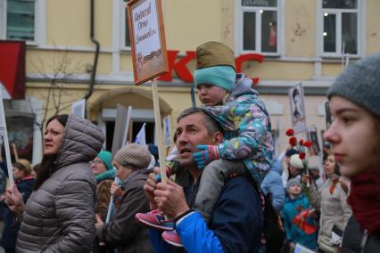 Красноярск.  Участники патриотической акции `Бессмертный полк` во время праздника, посвященного 73-й годовщине Победы в Великой Отечественной войне.