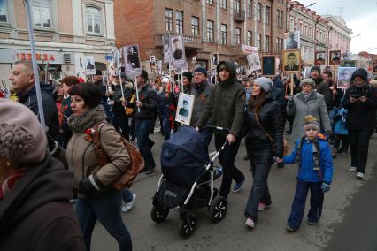 Красноярск. Участники патриотической акции `Бессмертный полк` во время праздника, посвященного 73-й годовщине Победы в Великой Отечественной войне.