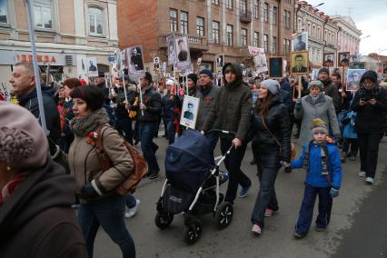 Красноярск.  Участники патриотической акции `Бессмертный полк` во время праздника, посвященного 73-й годовщине Победы в Великой Отечественной войне.