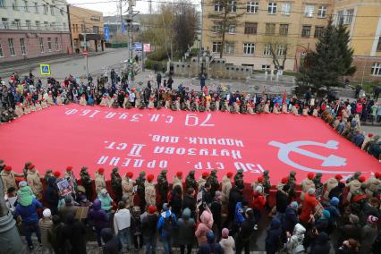 Красноярск.  Участники патриотической акции `Бессмертный полк` во время праздника, посвященного 73-й годовщине Победы в Великой Отечественной войне.