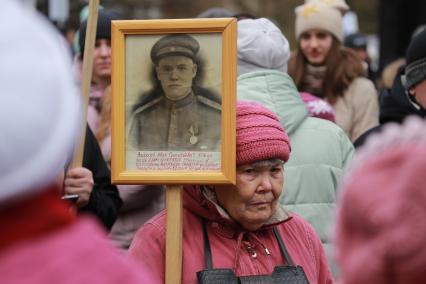 Красноярск. Участница патриотической акции `Бессмертный полк` во время праздника, посвященного 73-й годовщине Победы в Великой Отечественной войне.