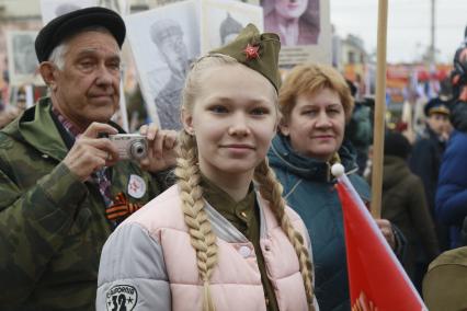 Барнаул. Участники акции`Бессмертный полк` в честь 73-й годовщины Победы в Великой Отечественной войне.