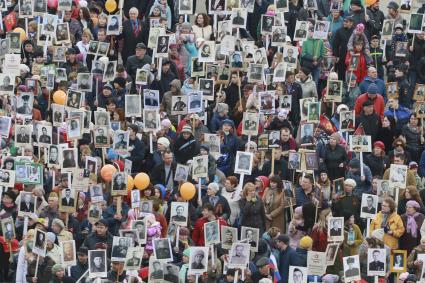 Барнаул. Участники акции`Бессмертный полк` в честь 73-й годовщины Победы в Великой Отечественной войне.