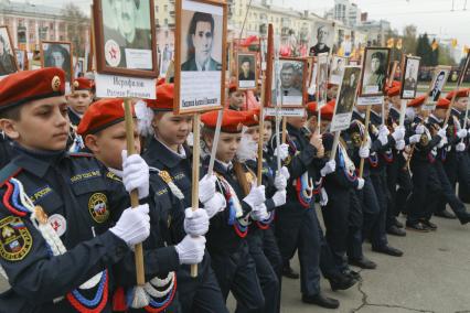 Барнаул. Участники акции`Бессмертный полк` в честь 73-й годовщины Победы в Великой Отечественной войне.