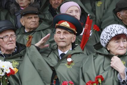 Барнаул. Ветераны во время празднования 73-й годовщины Победы в Великой Отечественной войне.