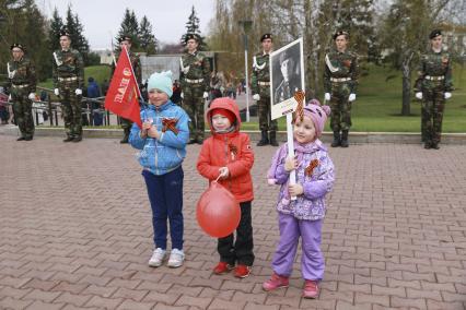 Барнаул. Дети у Мемориала Славы в День Победы.