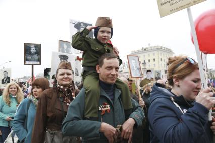 Барнаул. Участники акции`Бессмертный полк` в честь 73-й годовщины Победы в Великой Отечественной войне.