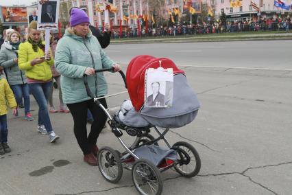 Барнаул. Участники акции`Бессмертный полк` в честь 73-й годовщины Победы в Великой Отечественной войне.