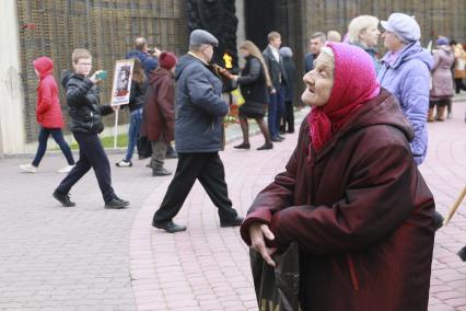 Барнаул. Пожилая женщина у Мемориала Славы в День Победы.